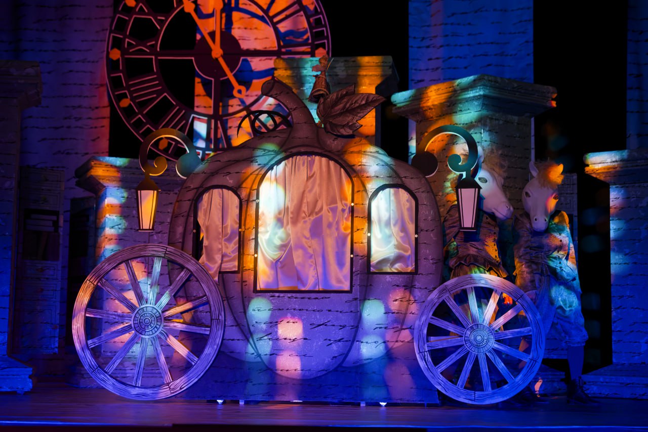 Творческая команда из Беларуси – режиссер Анастасия Лаптинская, художник Никита Запаскин, композитор Евгений Мильков – поставили спектакль «Золушка», премьера которого состоялась в Марий Эл в Республиканском театре кукол Творческая команда из Беларуси – режиссер Анастасия Лаптинская, художник Никита Запаскин, композитор Евгений Мильков – поставили спектакль «Золушка», премьера которого состоялась в Марий Эл в Республиканском театре кукол