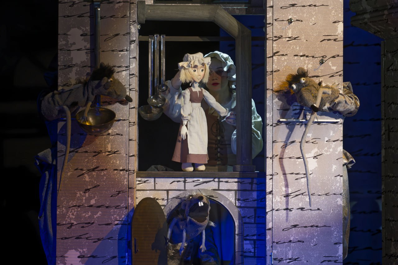 Творческая команда из Беларуси – режиссер Анастасия Лаптинская, художник Никита Запаскин, композитор Евгений Мильков – поставили спектакль «Золушка», премьера которого состоялась в Марий Эл в Республиканском театре кукол