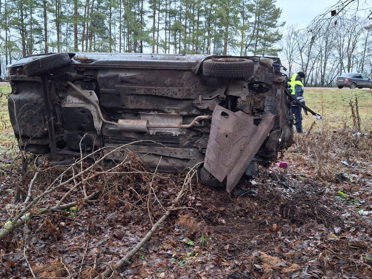 В Куженерском районе иномарка Nissan вылетела в кювет и перевернулась В Куженерском районе иномарка Nissan вылетела в кювет и перевернулась