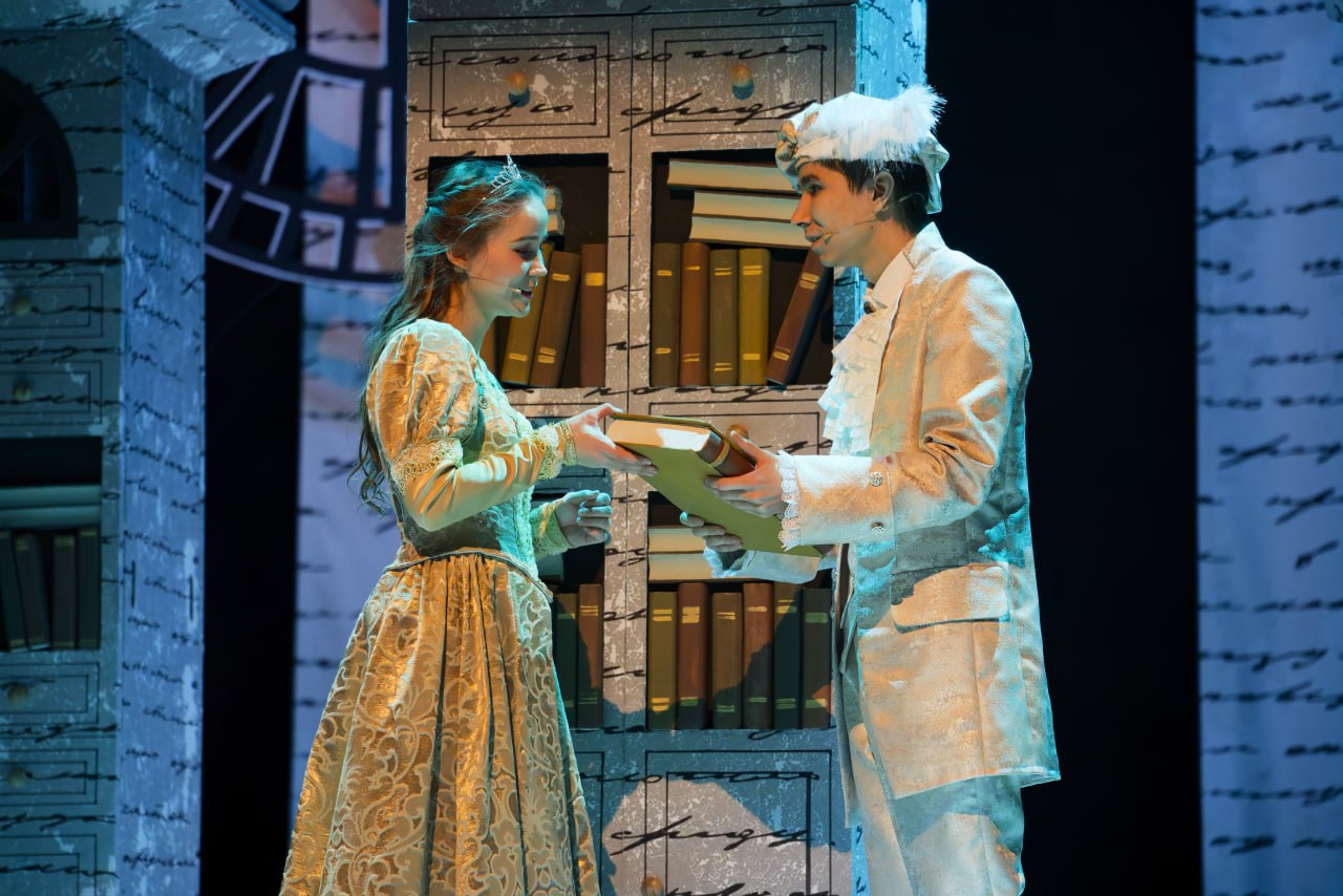 Творческая команда из Беларуси – режиссер Анастасия Лаптинская, художник Никита Запаскин, композитор Евгений Мильков – поставили спектакль «Золушка», премьера которого состоялась в Марий Эл в Республиканском театре кукол Творческая команда из Беларуси – режиссер Анастасия Лаптинская, художник Никита Запаскин, композитор Евгений Мильков – поставили спектакль «Золушка», премьера которого состоялась в Марий Эл в Республиканском театре кукол