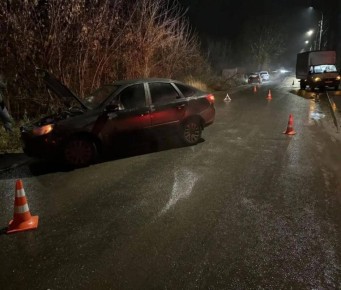 Около 21 часа в Волжске у д. 17 А по ул. Пролетарская 23-летний водитель Газели, как установлено предварительно, не выбрал безопасный боковой интервал и совершил столкновение с движущейся попутно автомашиной Лада Гранта под...