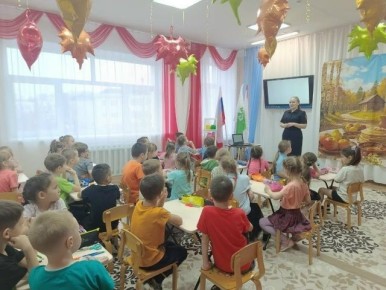 В преддверии Дня Матери в п. Сернур самые юные пешеходы подготовили для своих любимых мам «светящиеся сердца»