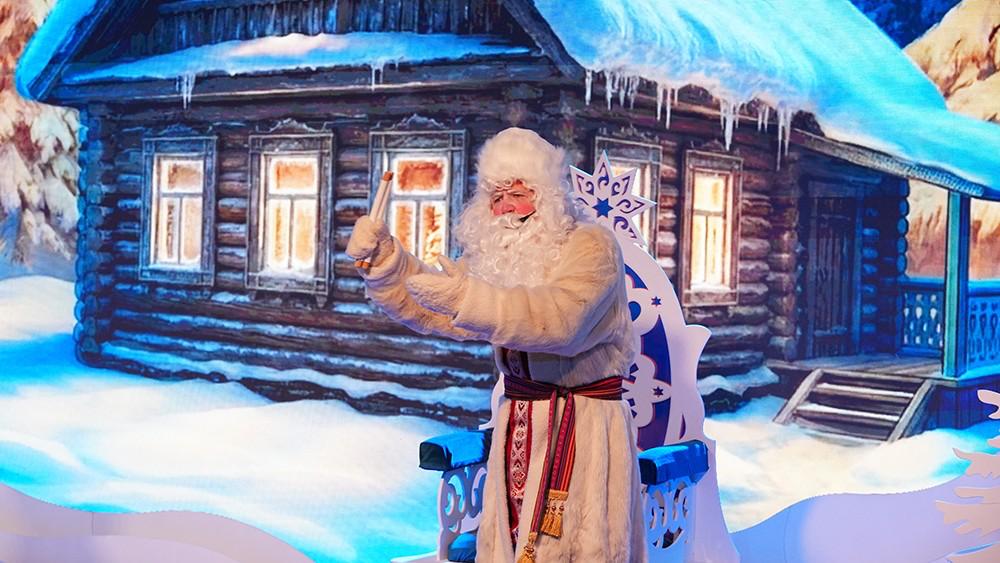 Марийский волшебник Йшт Кугыза вместе с внучкой Лумдыр познакомили юных гостей Национального центра «Россия» с традициями встречи Нового года в Республике Марий Эл