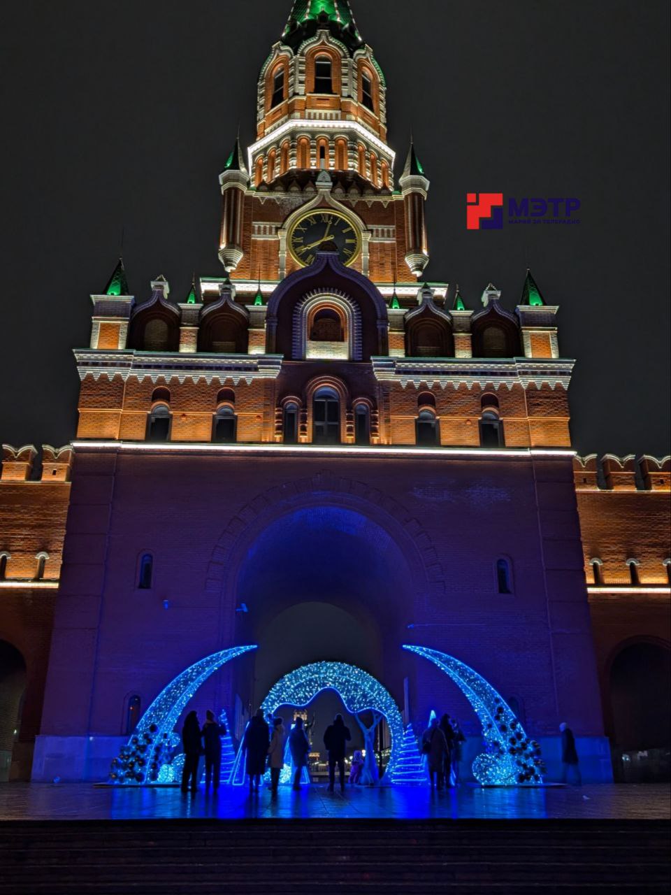 Новый год к нам всё-таки мчится? Зимнюю инсталляцию зажгли у Башни