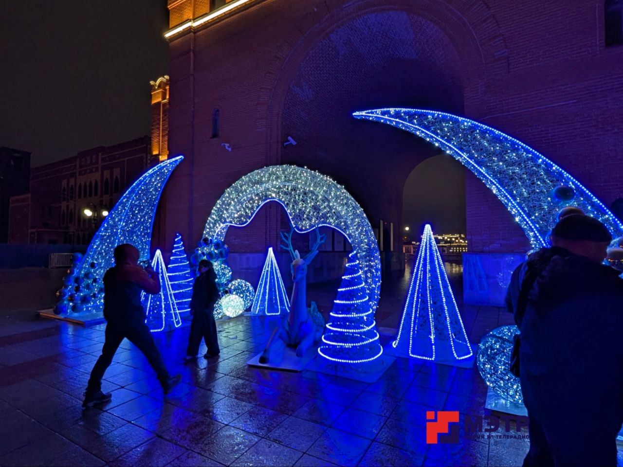 Новый год к нам всё-таки мчится? Зимнюю инсталляцию зажгли у Башни Новый год к нам всё-таки мчится? Зимнюю инсталляцию зажгли у Башни