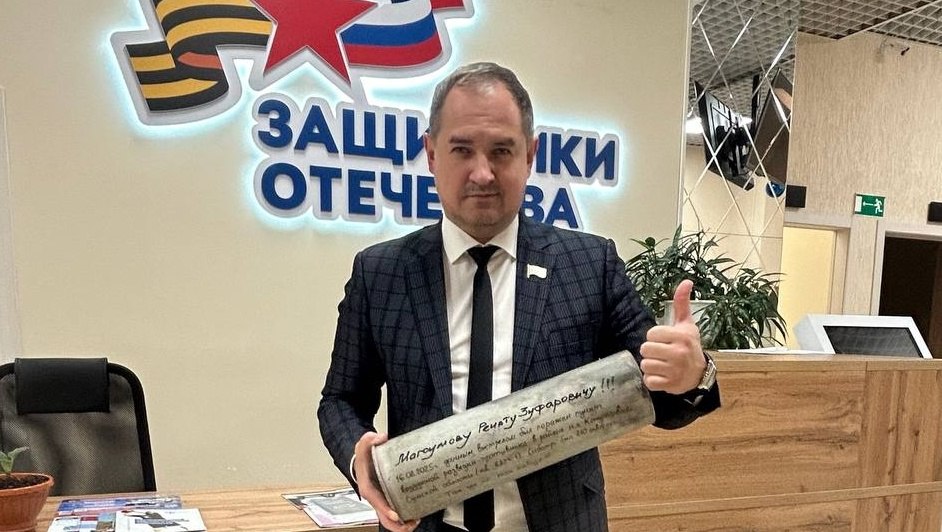 Бойцы СВО из Марий Эл передали Ренату Магсумову ценный артефакт