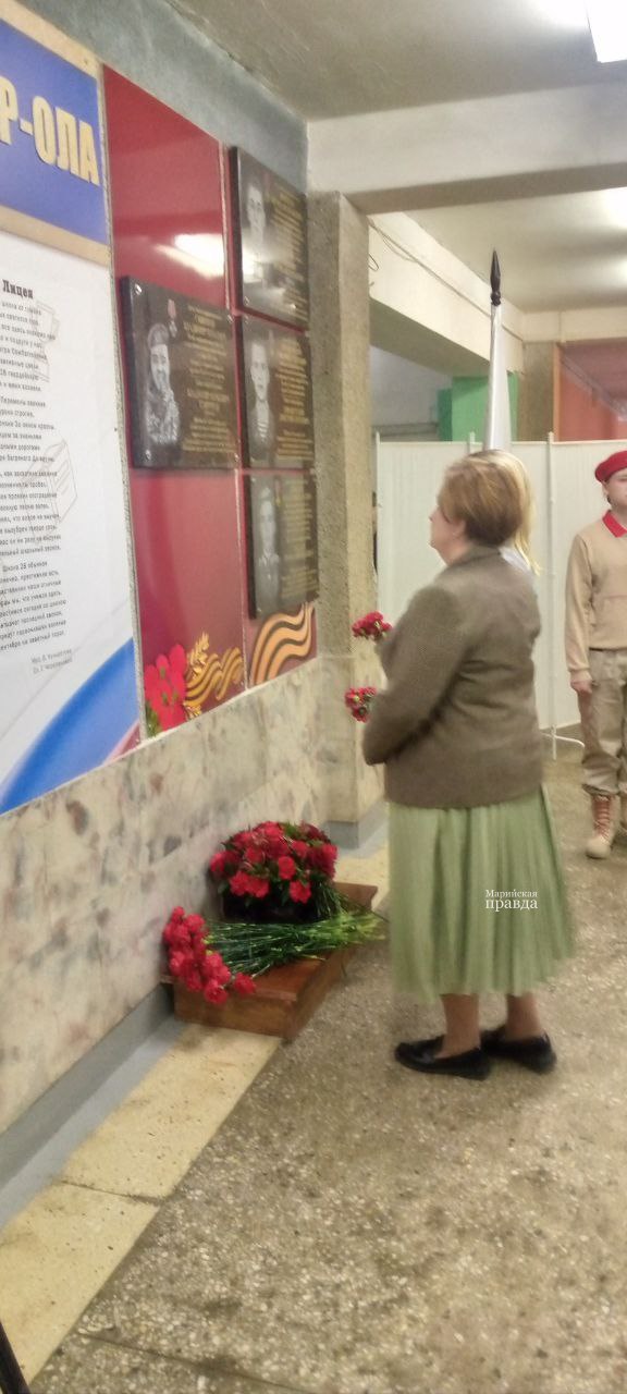 Сегодня в лицее 28 города Йошкар-Олы состоялось открытие мемориальной доски участнику СВО Владимиру Смирнову, погибшему при исполнении воинского долга Сегодня в лицее 28 города Йошкар-Олы состоялось открытие мемориальной доски участнику СВО Владимиру Смирнову, погибшему при исполнении воинского долга