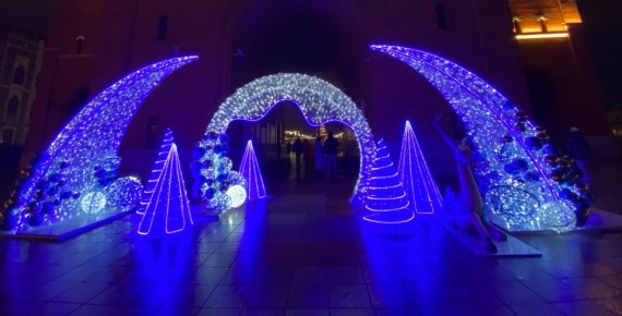 Городские улицы наполняются праздничными украшениями, зажигается новая иллюминация