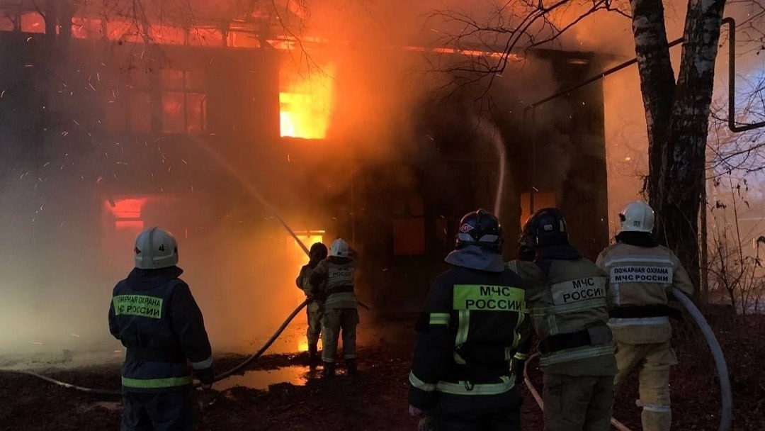 В Йошкар-Оле пожарные шесть часов боролись с огнём