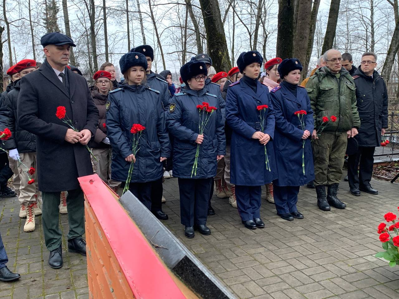 В День Неизвестного солдата на Марковском кладбище почтили память погибших героев В День Неизвестного солдата на Марковском кладбище почтили память погибших героев