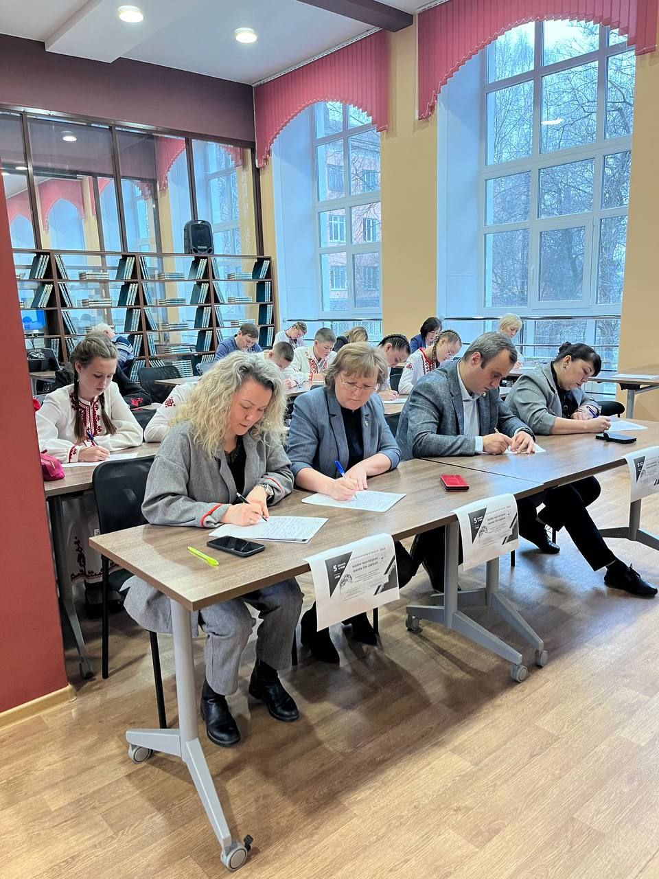 В Марий Эл написали XIII Всеобщий диктант «Марла чын возена» («Пишем по-марийски правильно») В Марий Эл написали XIII Всеобщий диктант «Марла чын возена» («Пишем по-марийски правильно»)