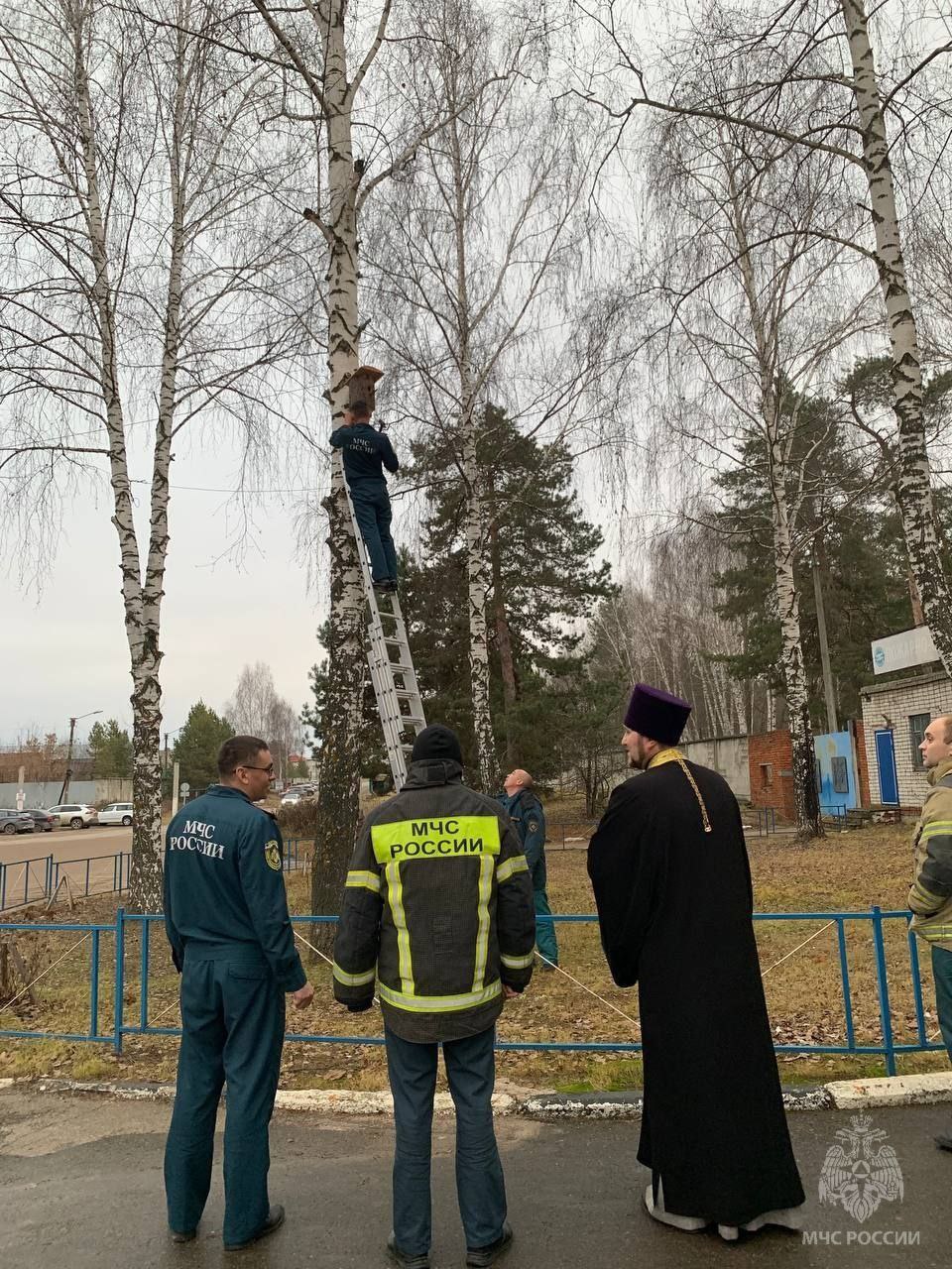 В 9-й пожарно-спасательной части г. Волжска прошло освящение техники, здания и личного состава В 9-й пожарно-спасательной части г. Волжска прошло освящение техники, здания и личного состава
