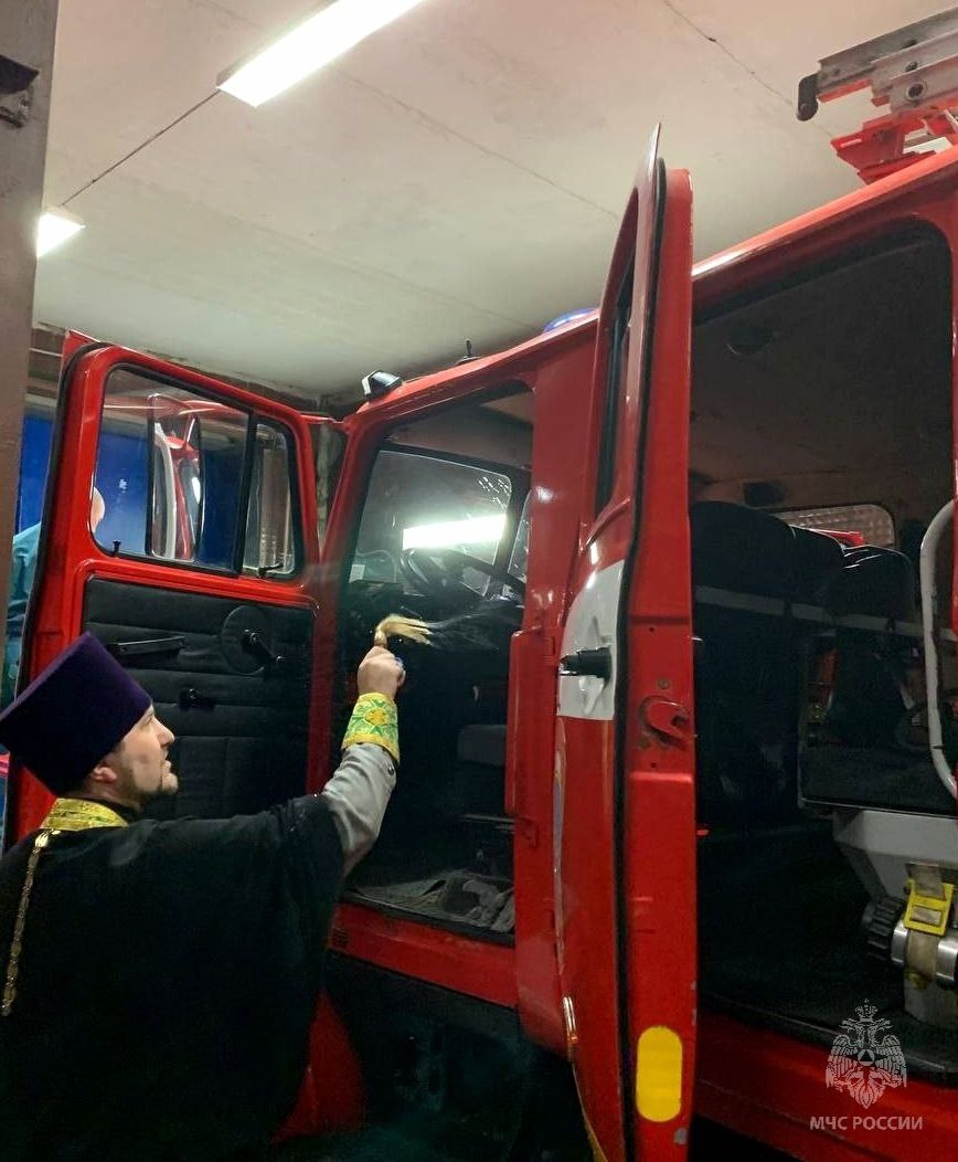 В 9-й пожарно-спасательной части г. Волжска прошло освящение техники, здания и личного состава В 9-й пожарно-спасательной части г. Волжска прошло освящение техники, здания и личного состава