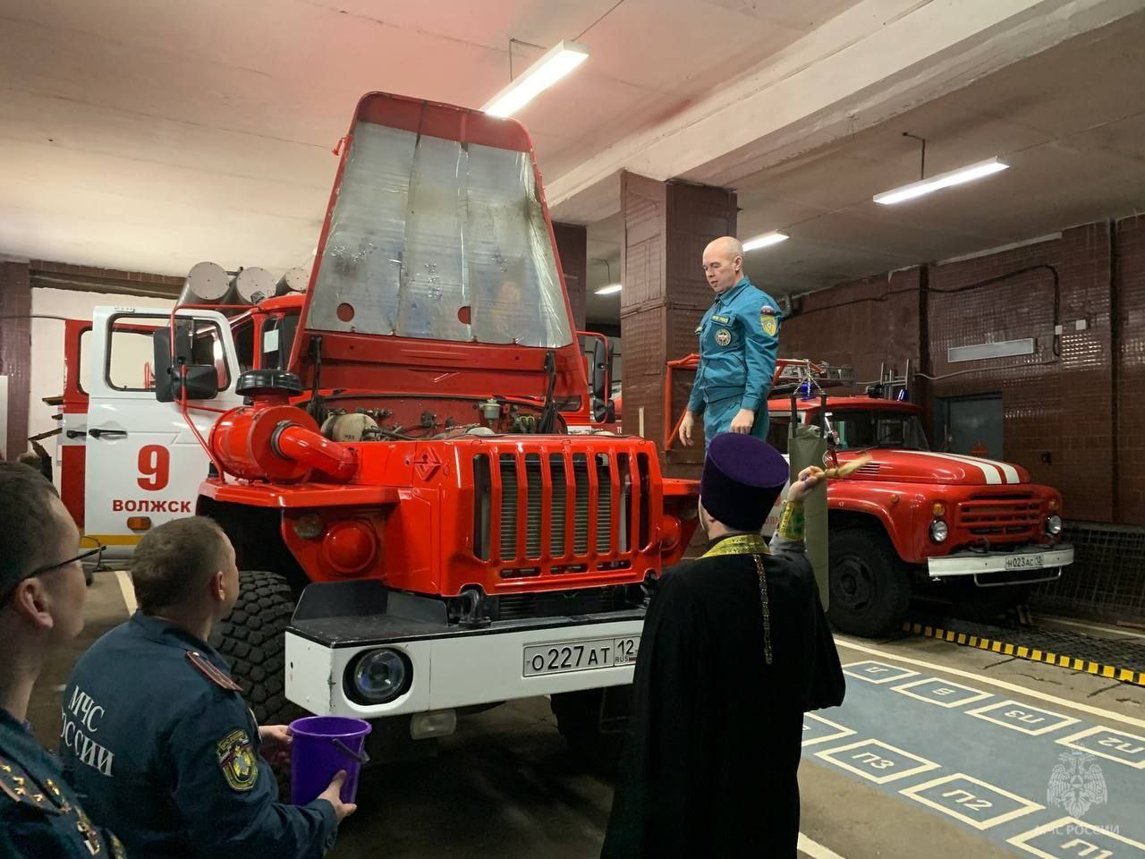 В 9-й пожарно-спасательной части г. Волжска прошло освящение техники, здания и личного состава В 9-й пожарно-спасательной части г. Волжска прошло освящение техники, здания и личного состава
