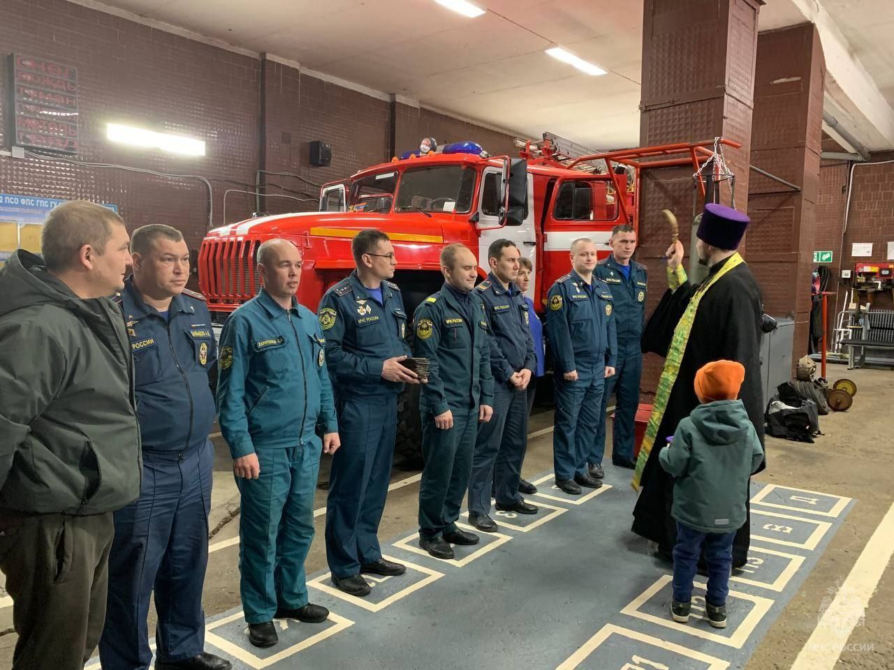 В 9-й пожарно-спасательной части г. Волжска прошло освящение техники, здания и личного состава В 9-й пожарно-спасательной части г. Волжска прошло освящение техники, здания и личного состава