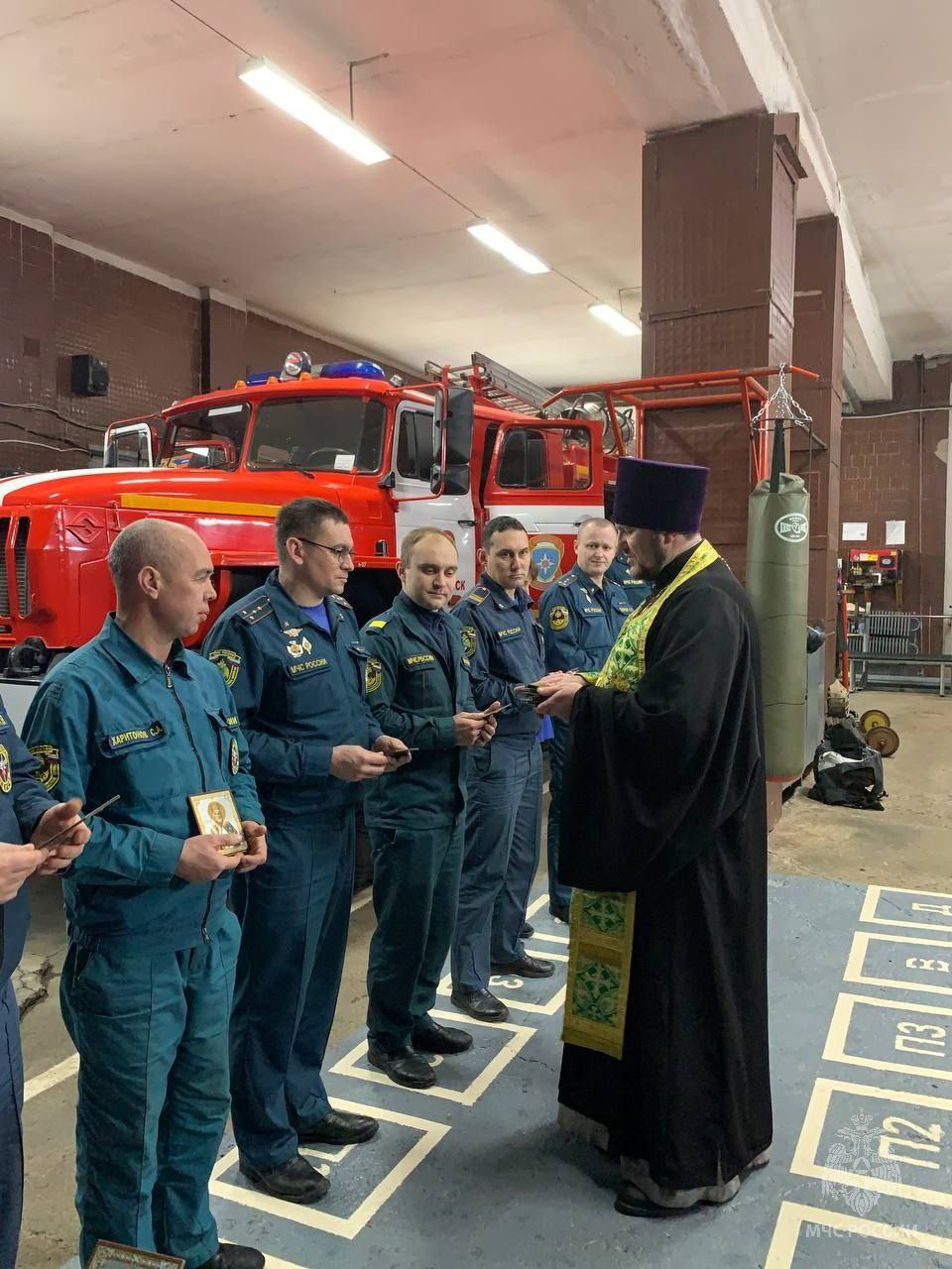 В 9-й пожарно-спасательной части г. Волжска прошло освящение техники, здания и личного состава В 9-й пожарно-спасательной части г. Волжска прошло освящение техники, здания и личного состава