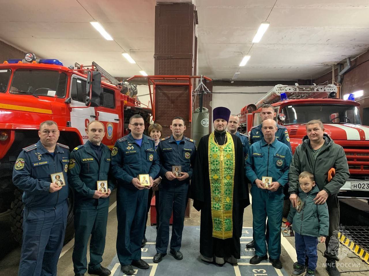 В 9-й пожарно-спасательной части г. Волжска прошло освящение техники, здания и личного состава В 9-й пожарно-спасательной части г. Волжска прошло освящение техники, здания и личного состава