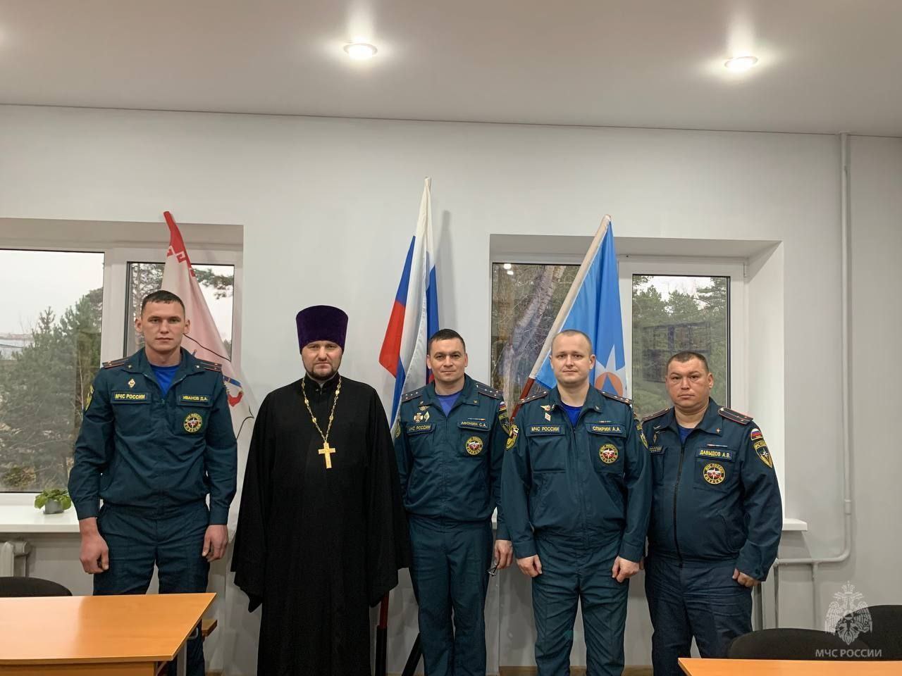 В 9-й пожарно-спасательной части г. Волжска прошло освящение техники, здания и личного состава