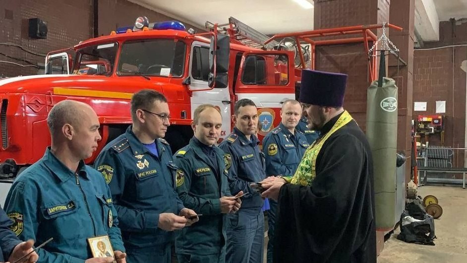 В Волжске освятили пожарную технику и скворечник для птиц