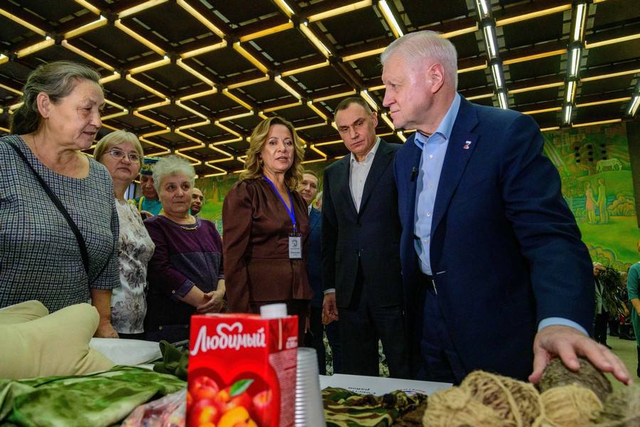 Юрий Зайцев и Сергей Миронов поблагодарили добровольцев за поддержку участников специальной военной операции