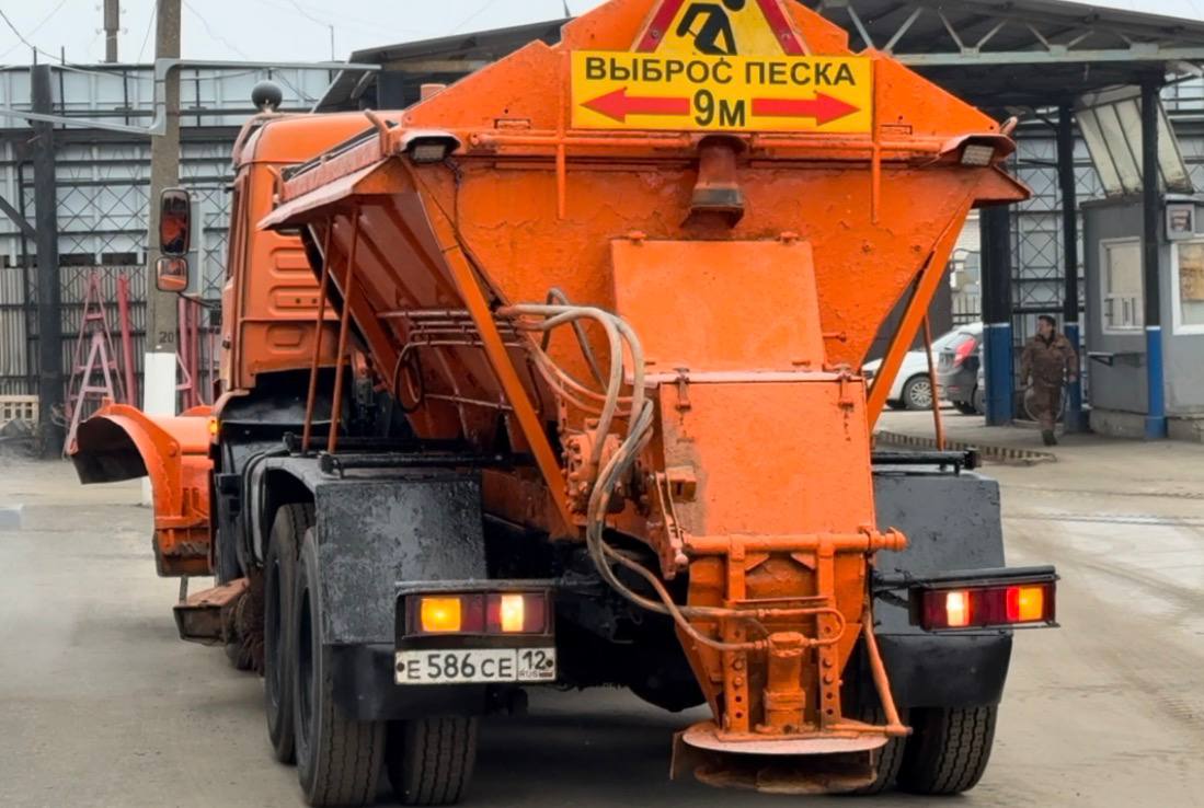 В АО «Город» рассказали, каким образом проводится обработка дорог и тротуаров противогололедными материалами