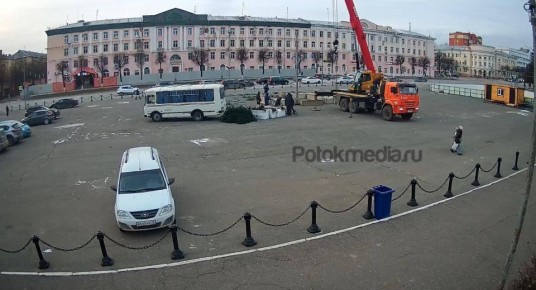 На площади имени В.И. Ленина в Йошкар-Оле полным ходом идет установка главной елки Марий Эл