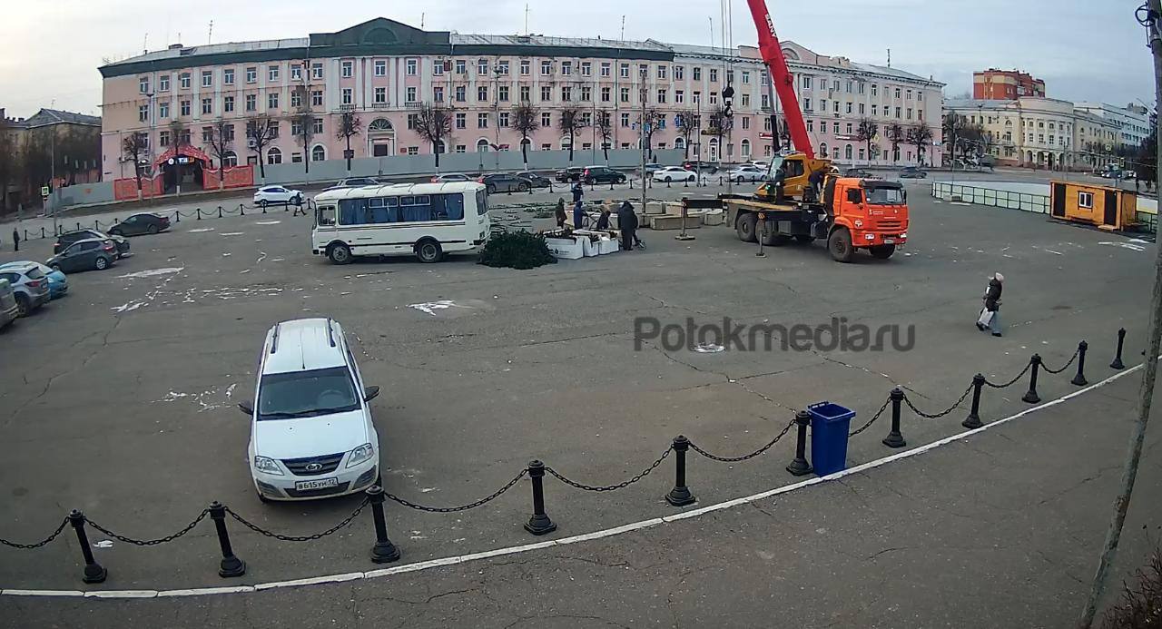 На площади имени В.И. Ленина в Йошкар-Оле полным ходом идет установка главной елки Марий Эл