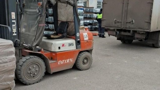 В Йошкар-Оле водитель погрузчика при движении задним ходом насмерть задавил мужчину