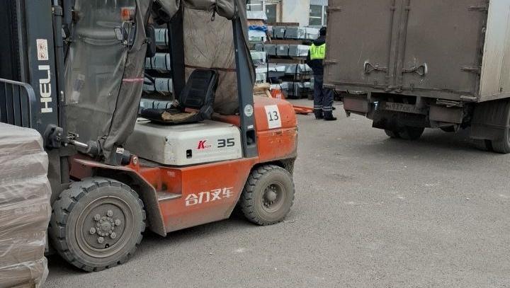 В Йошкар-Оле водитель погрузчика при движении задним ходом насмерть задавил мужчину