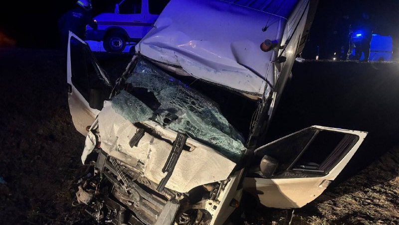 В Марий Эл в маршрутке после столкновения с грузовиком были заблокированы люди