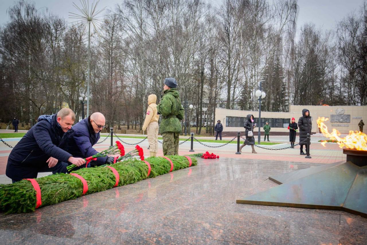 В Йошкар-Оле отдали почести Героям Отечества В Йошкар-Оле отдали почести Героям Отечества