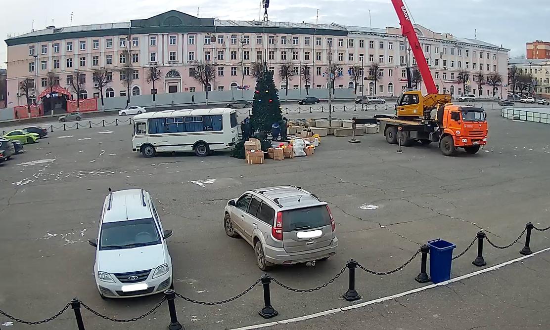 В Йошкар-Оле началась близится к завершению установка главной городской елки