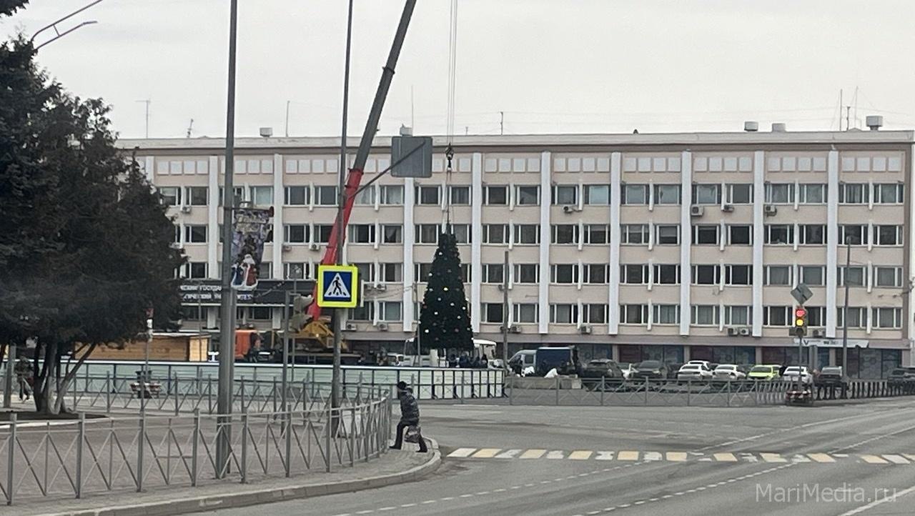 В Йошкар-Оле устанавливают главную ёлку республики