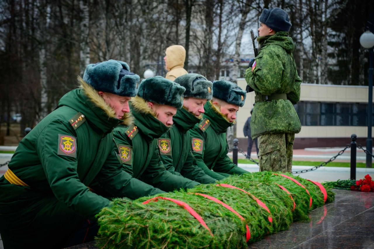 В Йошкар-Оле отдали почести Героям Отечества В Йошкар-Оле отдали почести Героям Отечества