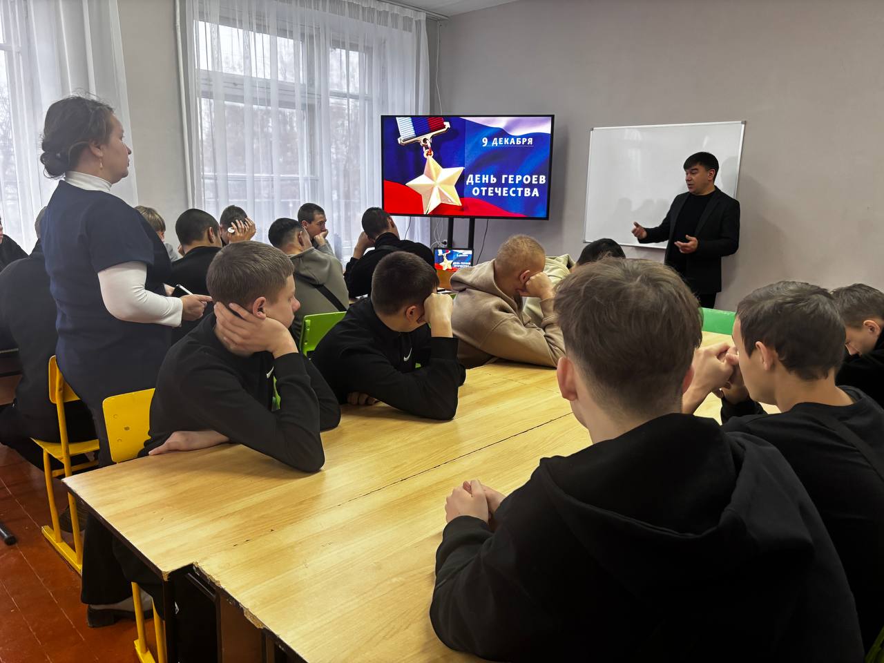 Сегодня, в День Героев Отечества, Заместитель Председателя Госсобрания Марий Эл, участник СВО и кадровой программы «Герои Марий Эл. Талешке-влак» Александр Смирнов посетил Вятский аграрно-строительный техникум Сегодня, в День Героев Отечества, Заместитель Председателя Госсобрания Марий Эл, участник СВО и кадровой программы «Герои Марий Эл. Талешке-влак» Александр Смирнов посетил Вятский аграрно-строительный техникум