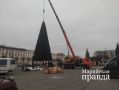Прямо сейчас в Йошкар-Оле на площади Ленина устанавливают главную елку города