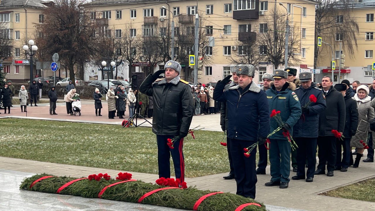 Руководитель следственного управления СК России по Республике Марий Эл почтил память Героев Отечества Руководитель следственного управления СК России по Республике Марий Эл почтил память Героев Отечества