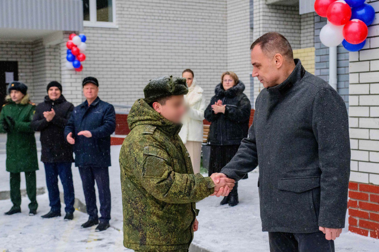 Юрий Зайцев вручил ключи от квартир детям-сиротам и переселенцам из ветхого жилья Волжска и Волжского района Юрий Зайцев вручил ключи от квартир детям-сиротам и переселенцам из ветхого жилья Волжска и Волжского района