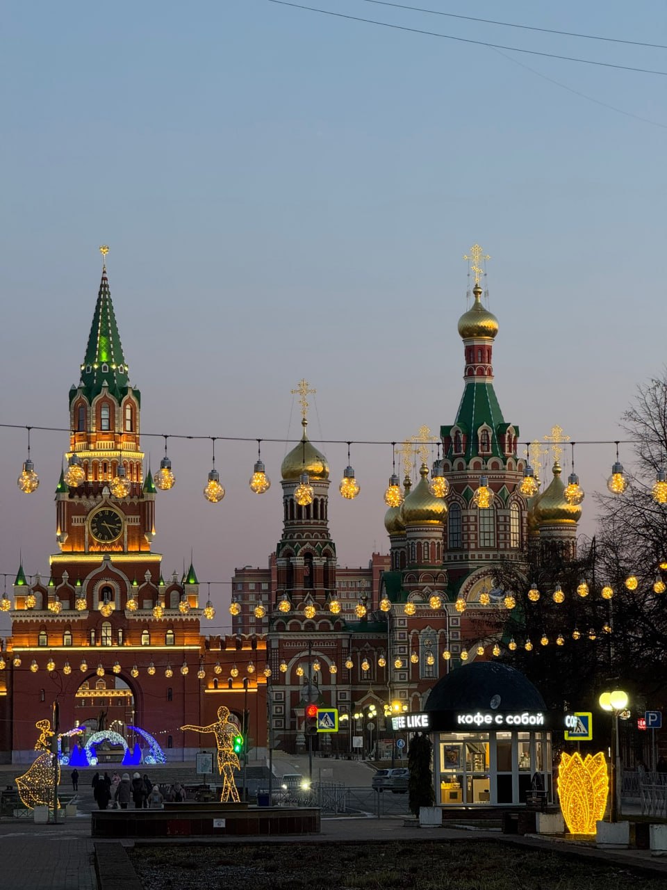 В преддверии самого главного зимнего праздника Йошкар-Ола преображается В преддверии самого главного зимнего праздника Йошкар-Ола преображается