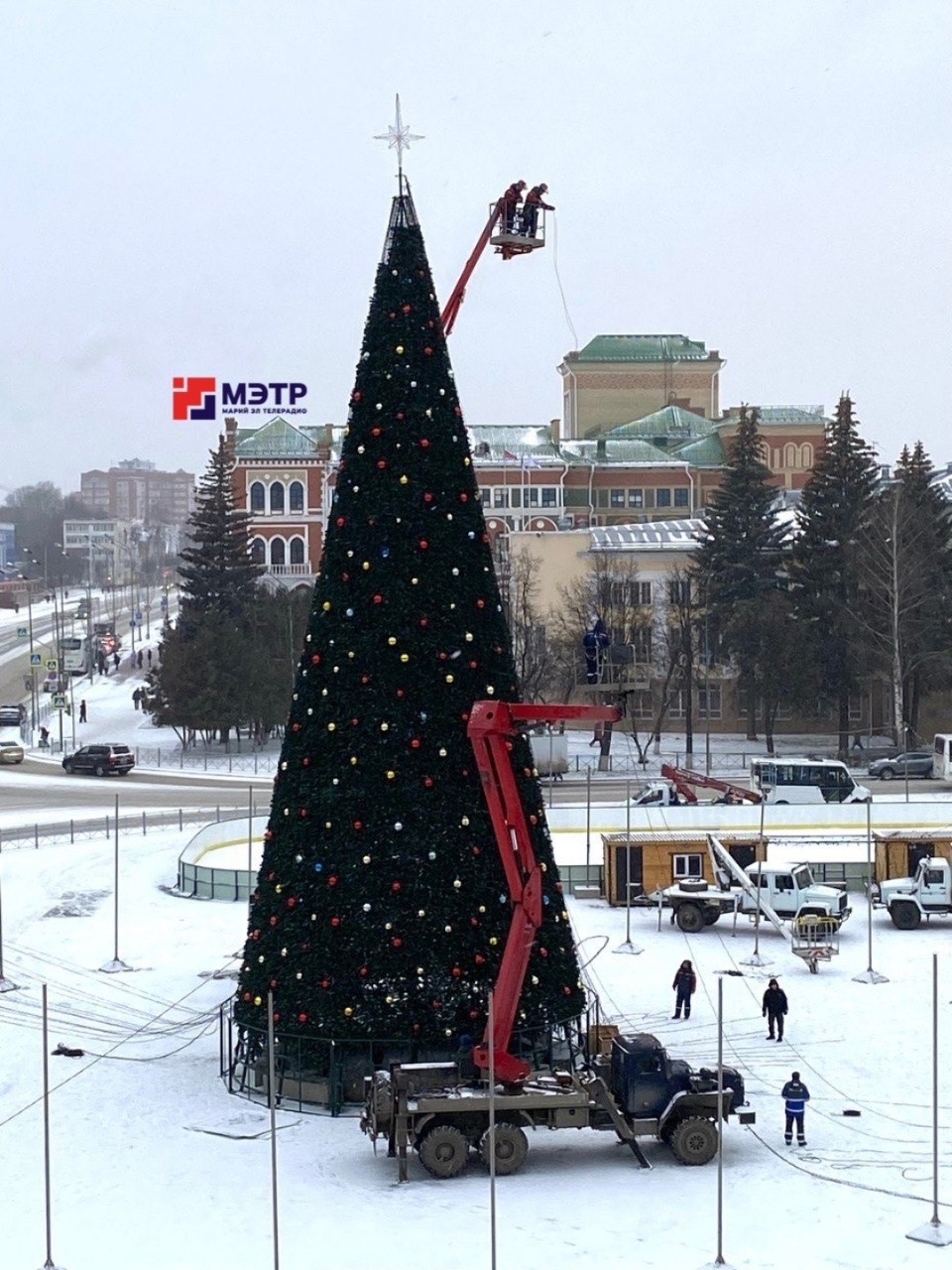 Выявлена новая примета: если долго не выпадает снег, нужно установить ёлку! Выполнено