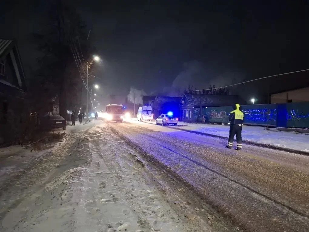 В Волжске сотрудники Госавтоинспекции обеспечивают безопасность дорожного движения на месте пожара В Волжске сотрудники Госавтоинспекции обеспечивают безопасность дорожного движения на месте пожара