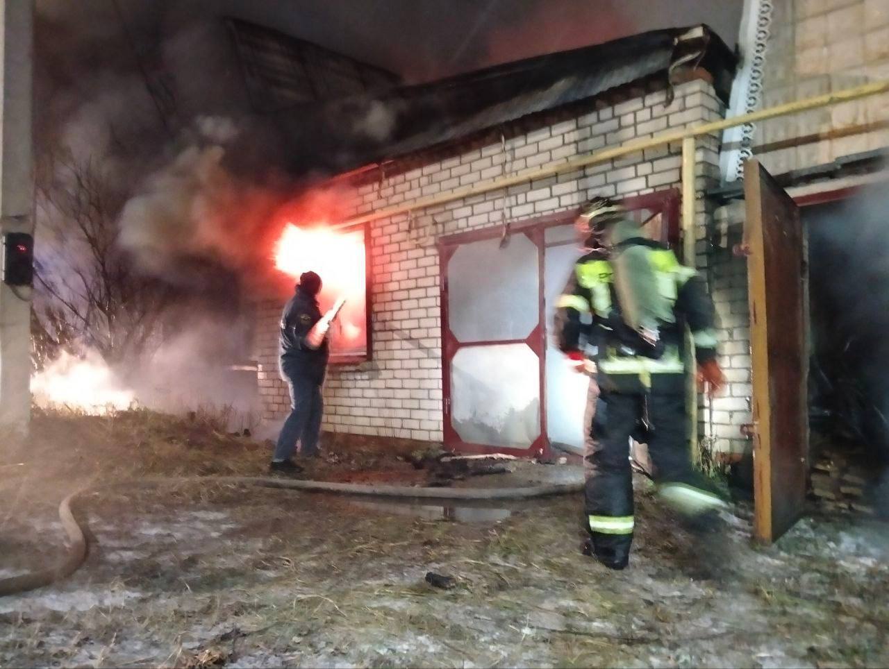 В Волжске горит частный дом В Волжске горит частный дом