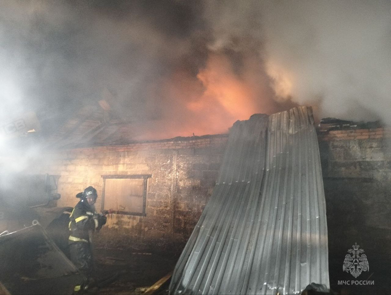 Искры из трубы подожгли крышу Искры из трубы подожгли крышу