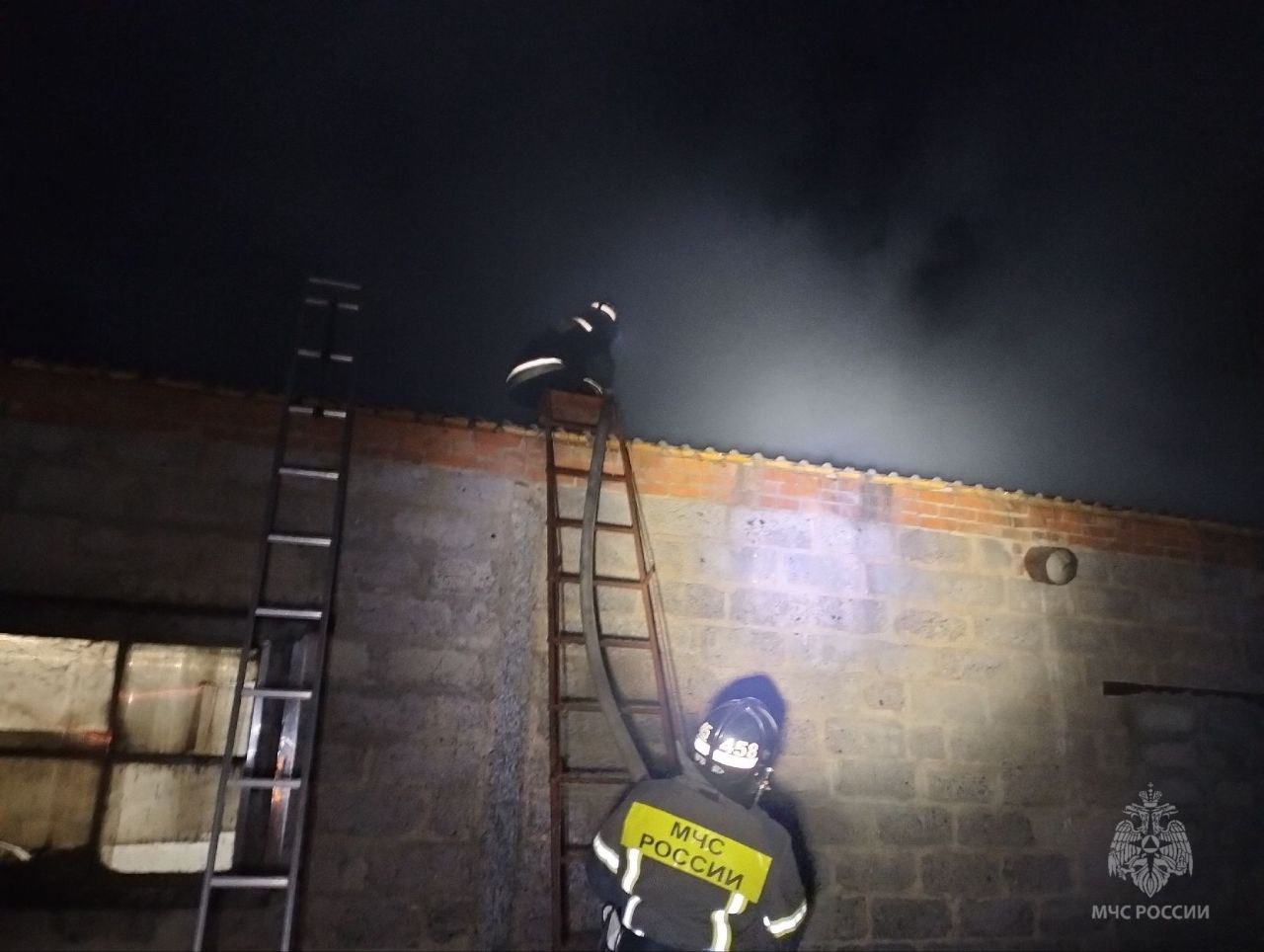 Искры из трубы подожгли крышу Искры из трубы подожгли крышу