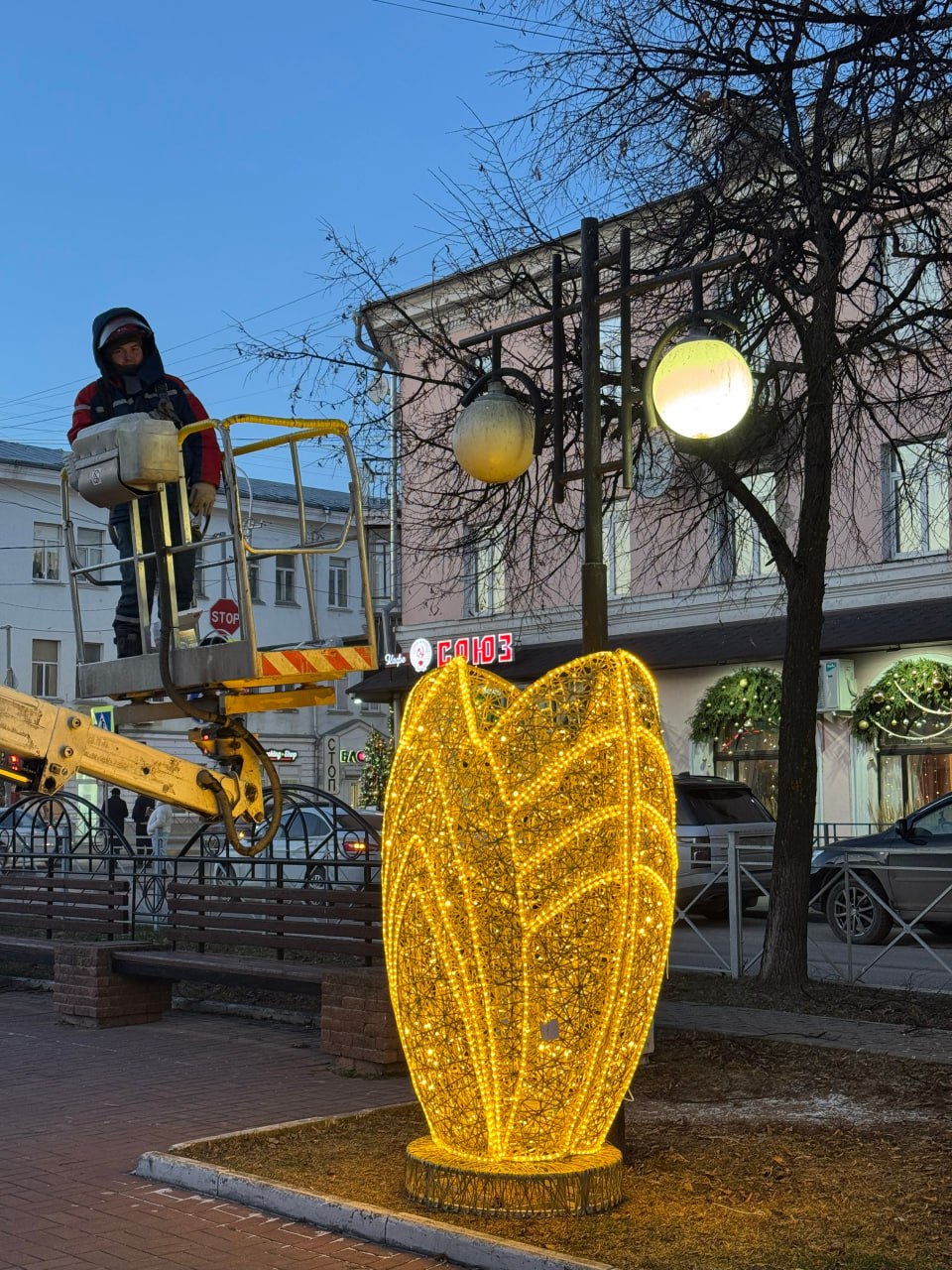 В преддверии самого главного зимнего праздника Йошкар-Ола преображается В преддверии самого главного зимнего праздника Йошкар-Ола преображается