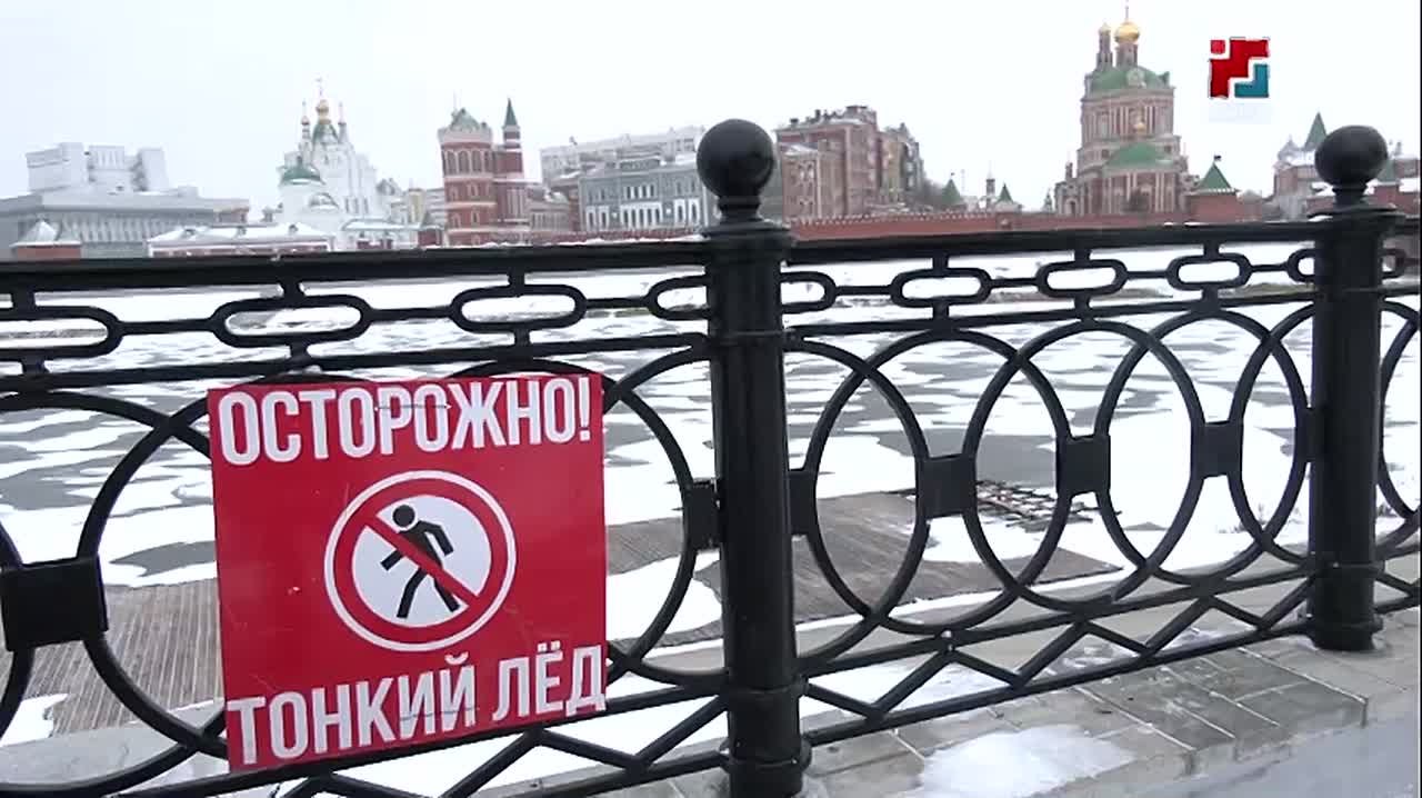 Тонкий и коварный. Спасатели напоминают: выход на лёд пока запрещён! На 10 декабря его средняя толщина – 3-5 сантиметров, чего не достаточно, чтобы выдержать вес человека