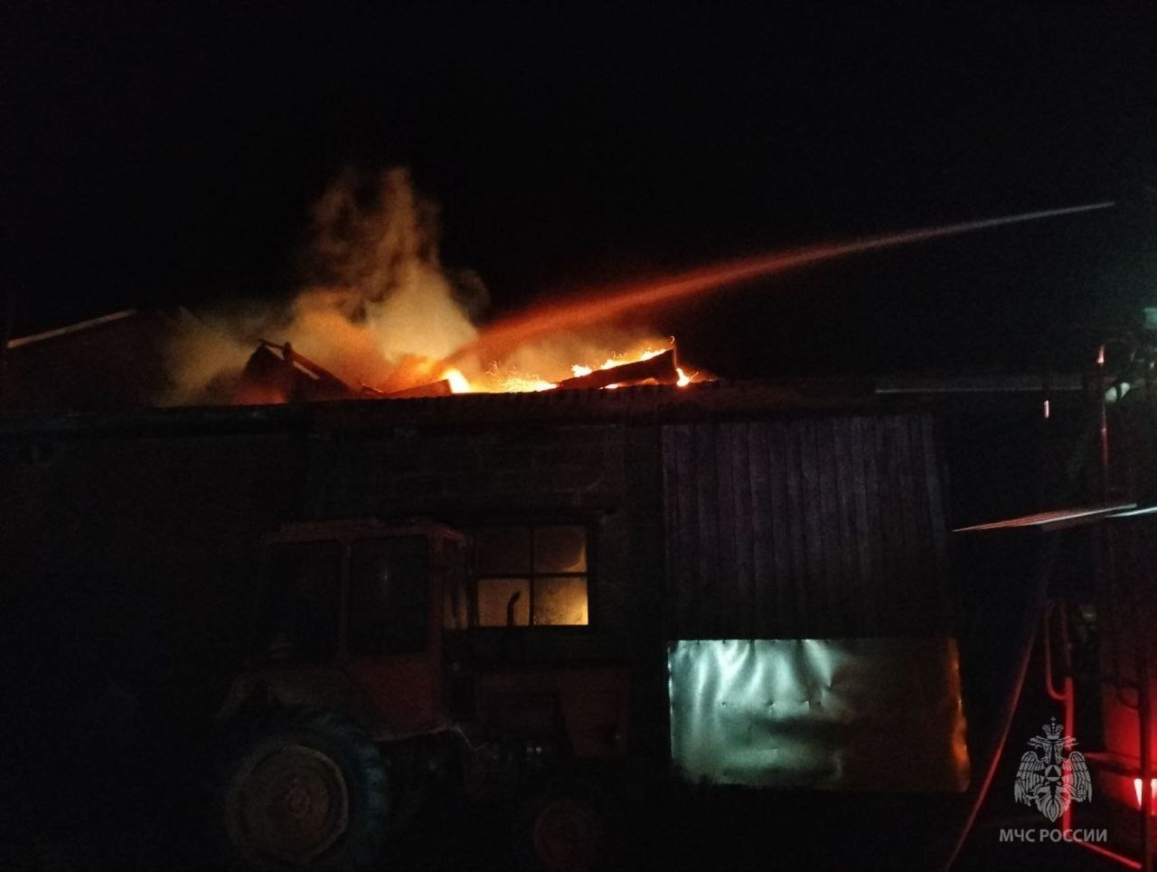 Искры из трубы подожгли крышу Искры из трубы подожгли крышу