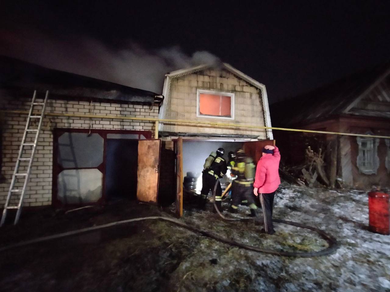 В Волжске горит частный дом