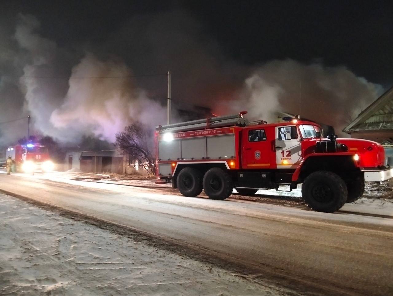 В Волжске горит частный дом В Волжске горит частный дом