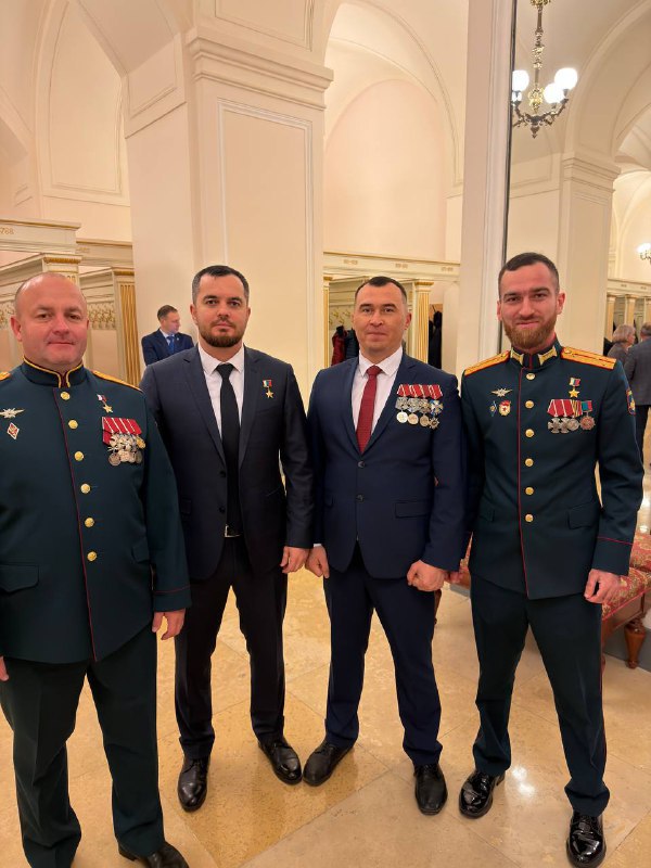 Четыре ордена Мужества, три медали "За отвагу", бесценный опыт боевых действий в современной войне – всё это о человеке, которого приглашает на прием Президент России, и чьим словам, затаив дыхание, внимают школьники в... Четыре ордена Мужества, три медали "За отвагу", бесценный опыт боевых действий в современной войне – всё это о человеке, которого приглашает на прием Президент России, и чьим словам, затаив дыхание, внимают школьники в...